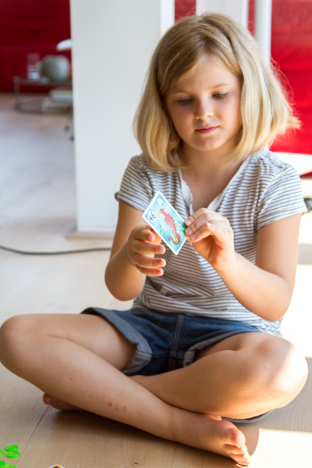 Mädchen hält eine Spielkarte in der Hand
